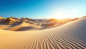 Dunes de Bardenas au lever du soleil, illuminées de teintes dorées et orange, avec un ciel nuageux.