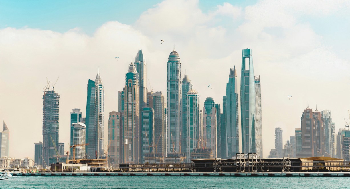 Gratte-ciel modernes de Dubai vus depuis le front de mer