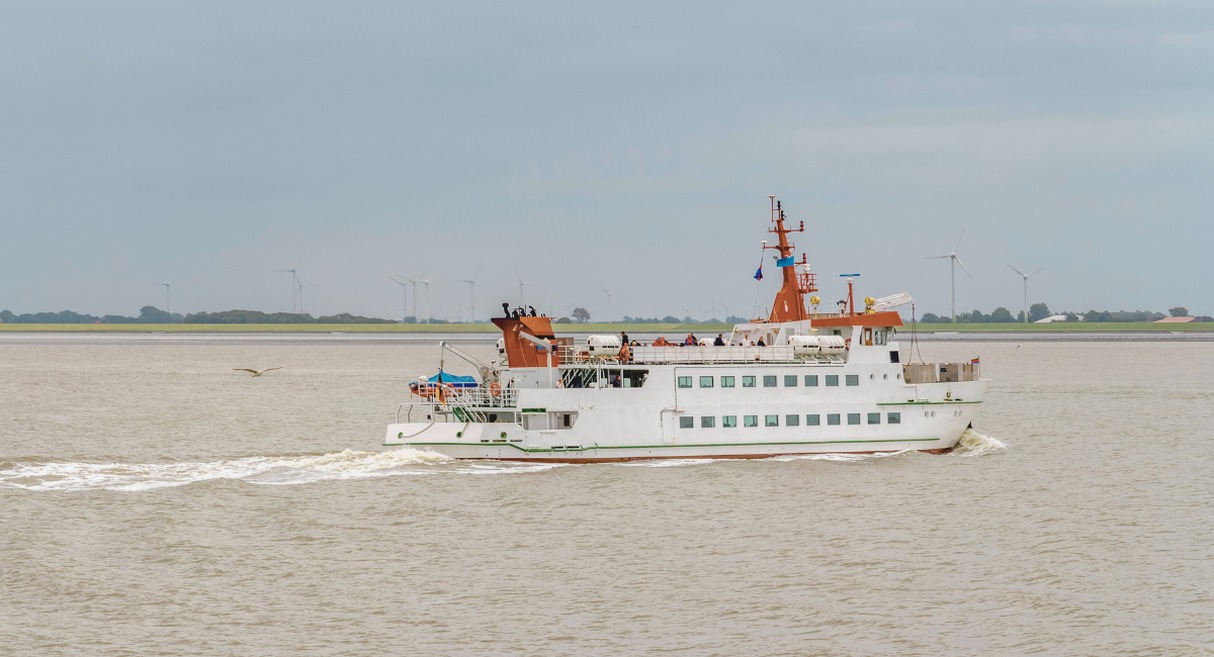 Ferry blanc voguant sur une mer calme pres des cotes