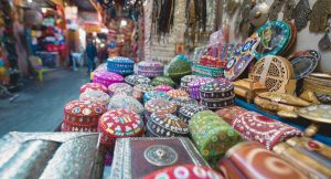 Étal de souk marocain rempli d'artisanat coloré et de souvenirs