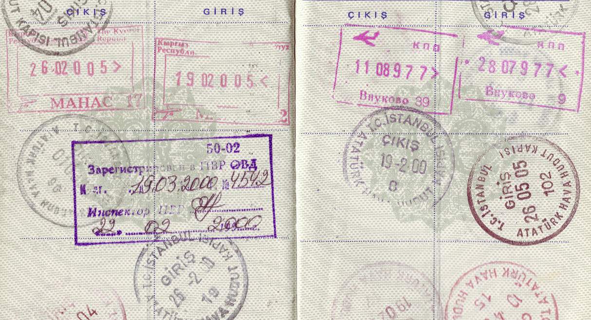 Pages de passeport couvertes de tampons de visa