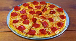 Pizza au pepperoni et fromage fondu sur plateau