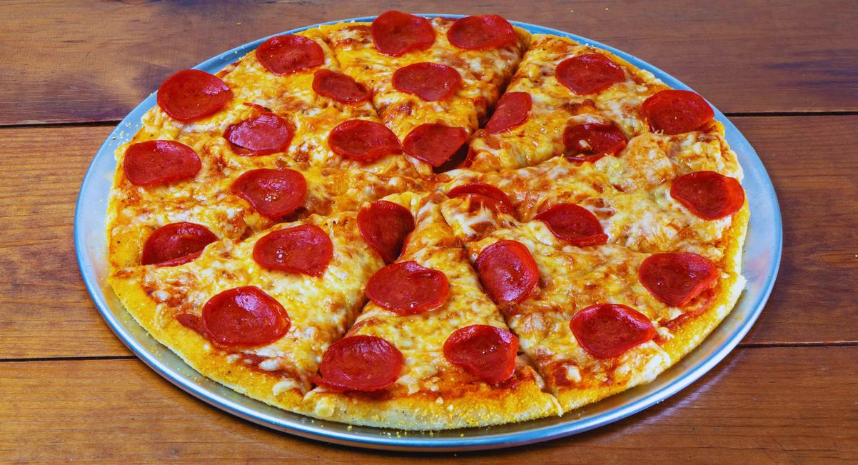 Pizza au pepperoni et fromage fondu sur plateau