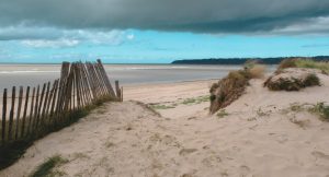 Sentier entre dunes menant a une plage normande