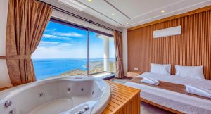 Chambre romantique avec jacuzzi privatif et vue panoramique sur la mer